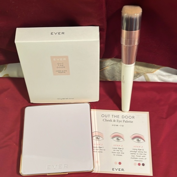Ever Cheek & Eye -Pallette “Out the Door” - Picture 9 of 9